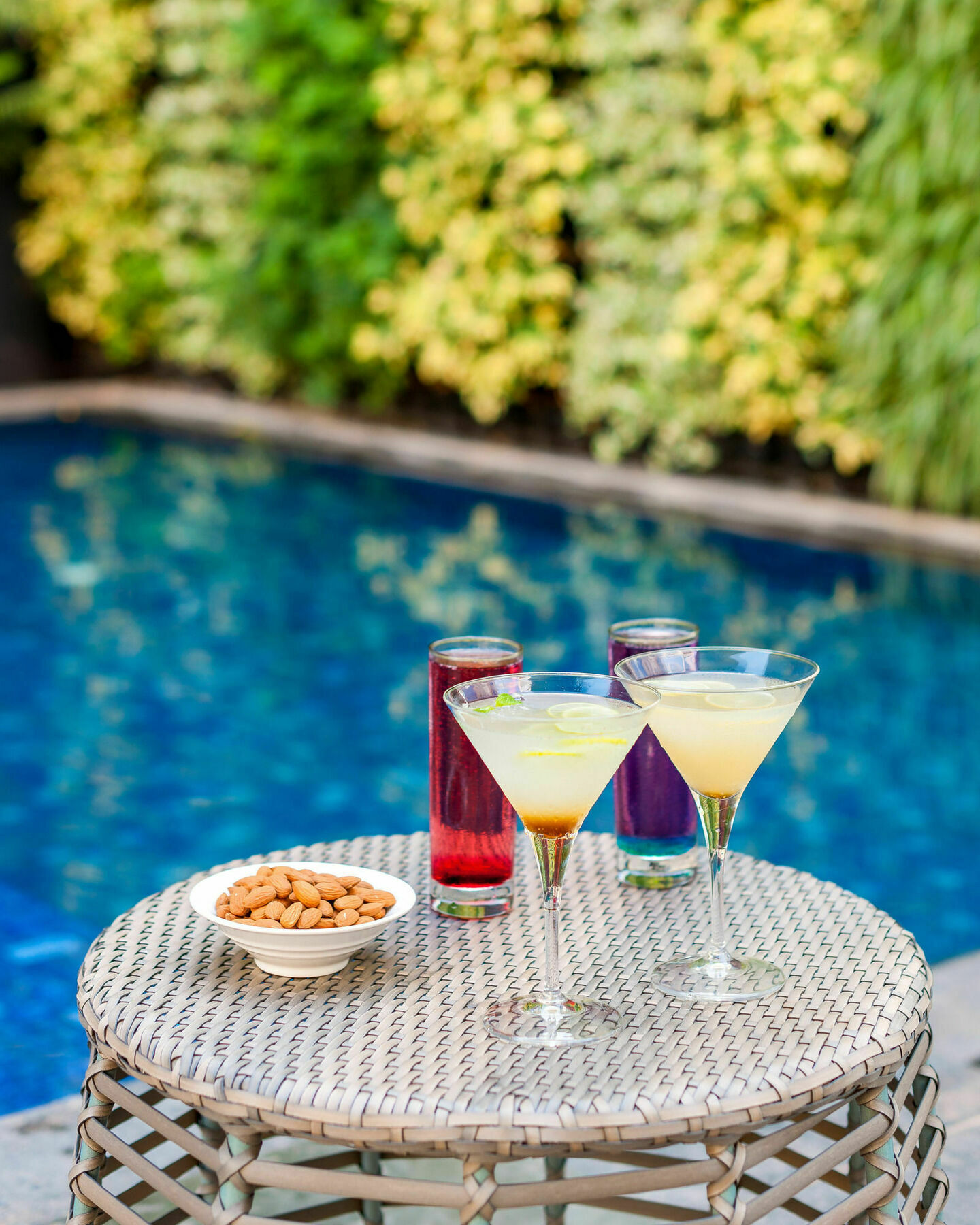 Hyatt Centric Candolim Goa المظهر الخارجي الصورة Cocktails at the pool