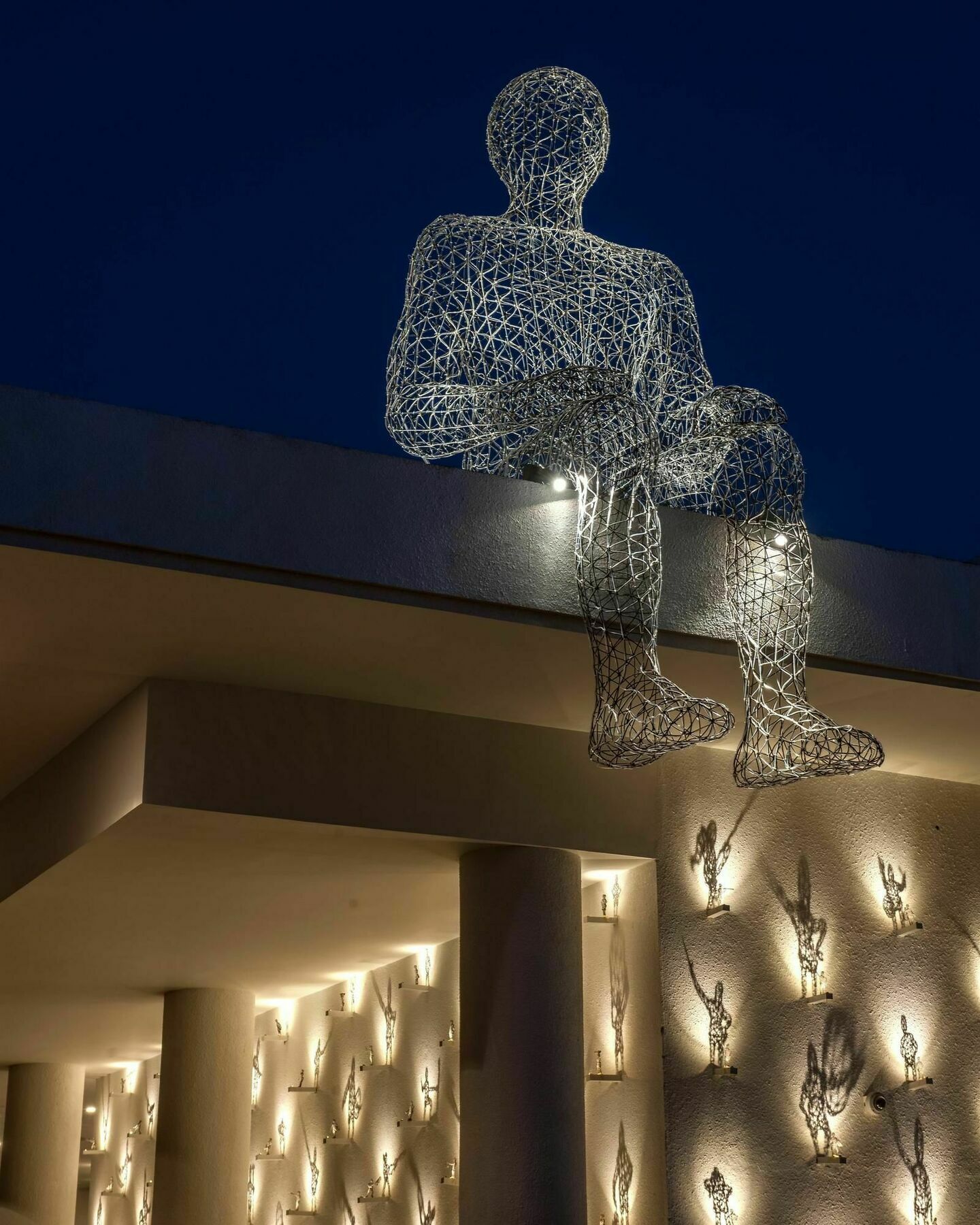 Hyatt Centric Candolim Goa المظهر الخارجي الصورة The sculpture at night