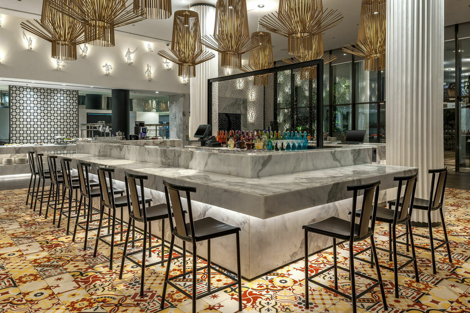 Hyatt Centric Candolim Goa المظهر الخارجي الصورة The bar at the lobby